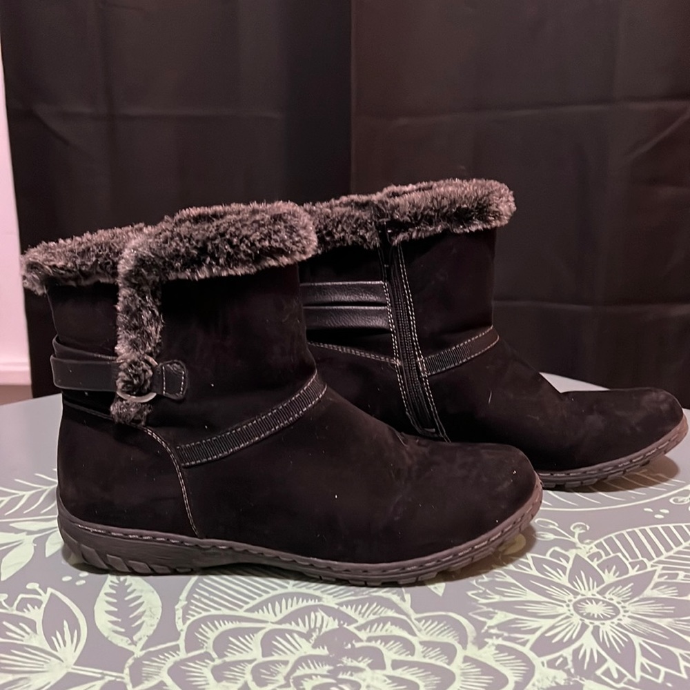 Black suede-like boots with faux fur lining (Size 7)